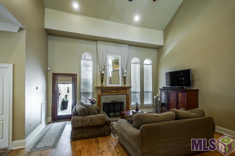 18954 Womack Road Baton Rouge, LA 70817 - Photo 7 of 32 Soaring 21ft Ceilings w/3-Crown Moulding
