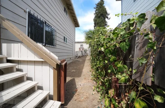 a view of small yard in front of house
