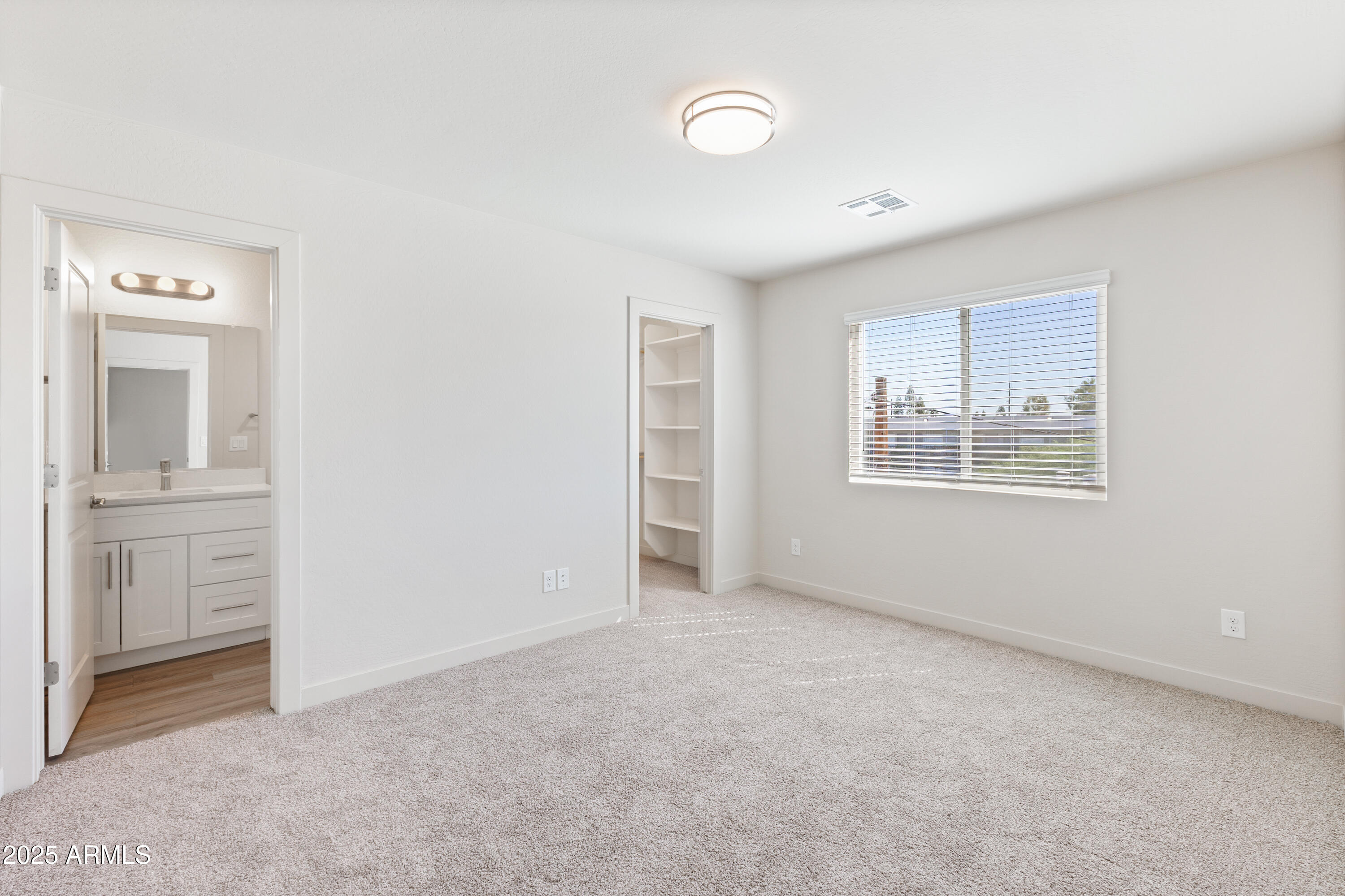 4307 North 13th Place Phoenix, AZ 85014 - Photo 25 of 35 an empty room with windows and closet