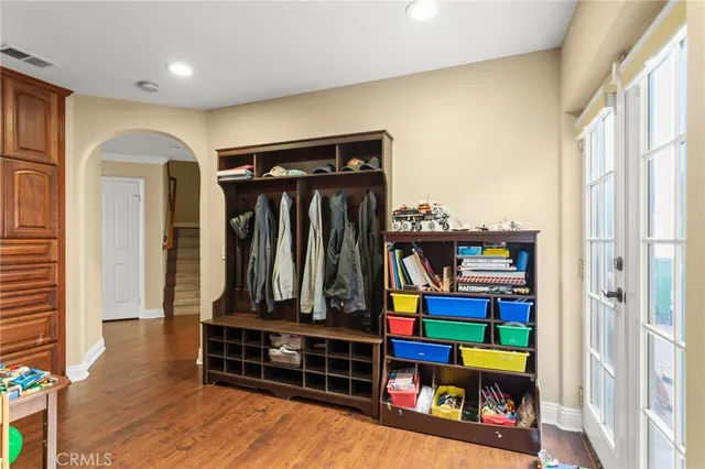 a view of yard with tree