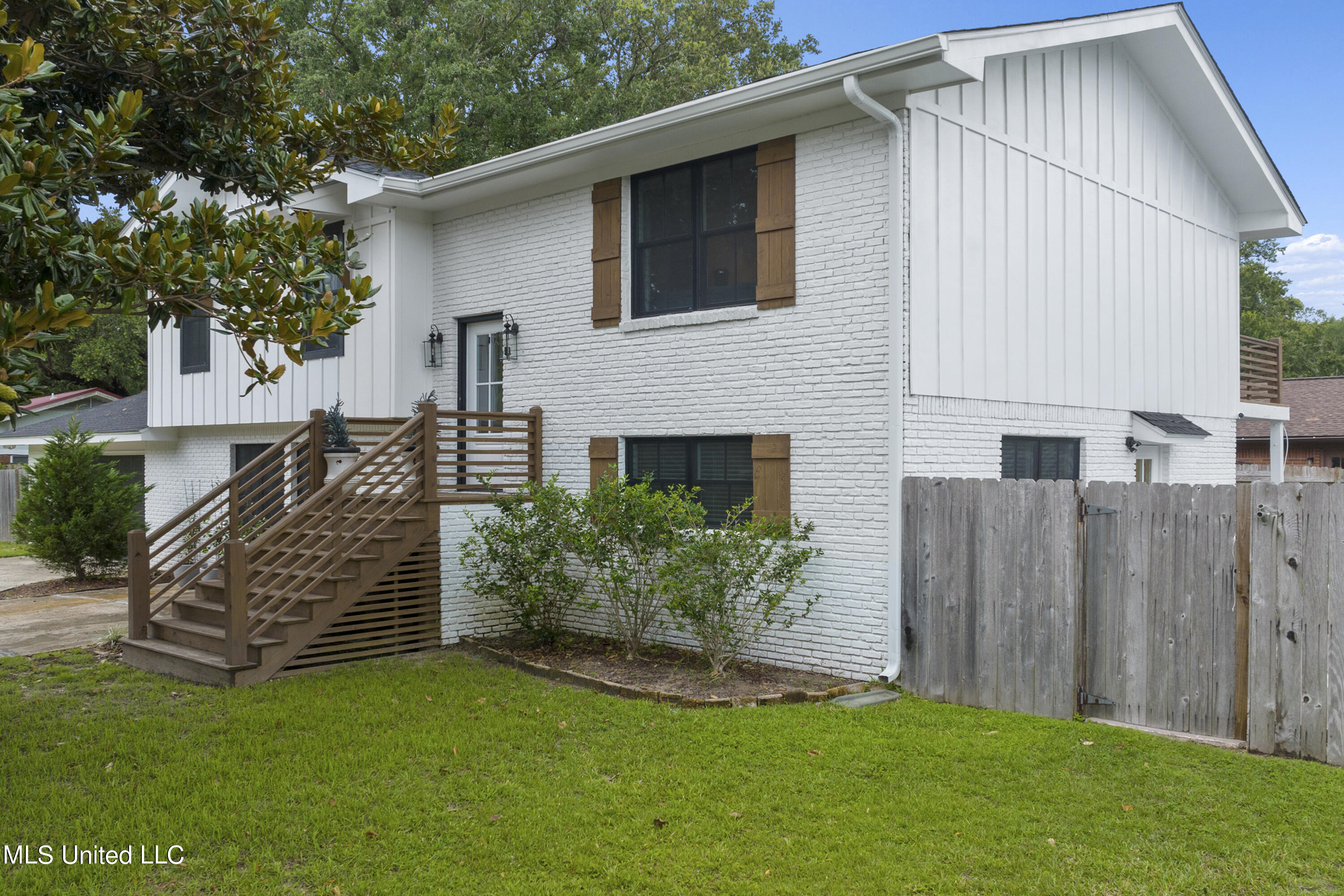 100 Winchester Drive Ocean Springs, MS 39564 - Photo 2 of 45 002