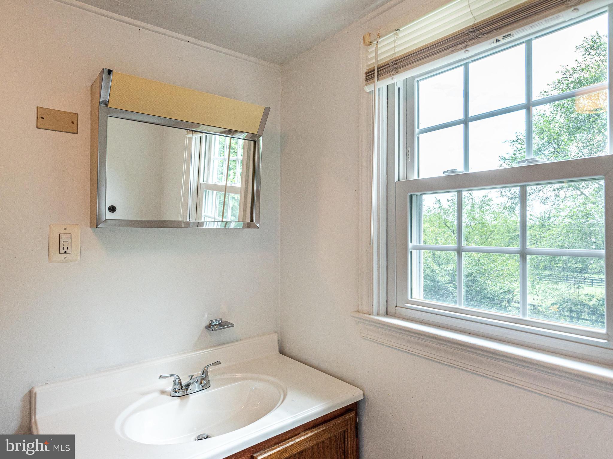21148 Unison Road Middleburg, VA 20117 - Photo 41 of 52 Upper Level Full Bath has natural Light