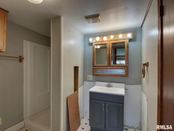 $142,500 | 2201 South Johnson Street, Macomb, IL 61455