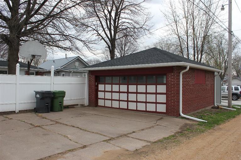 2314 Chancy Street Clinton, IA 52732 - Photo 2 of 24 Gallery Image 2