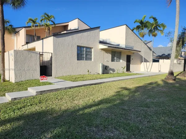 $470,000 | 9195 Fontainebleau Boulevard, Unit 6, Miami, FL 33172