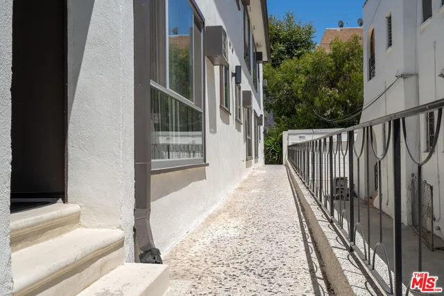 $2,695 | 220 South Gale Drive, Unit 8, Beverly Hills, CA 90211