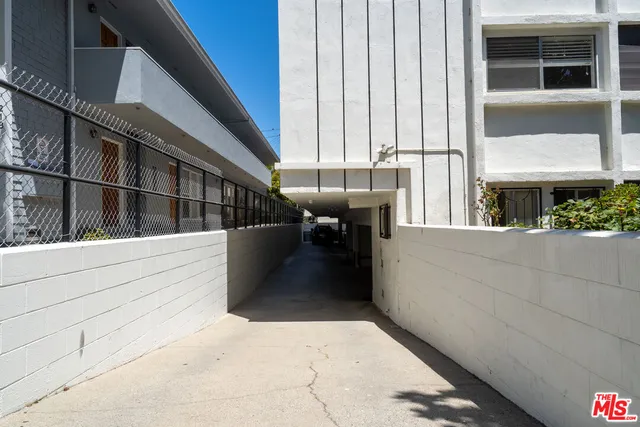 $2,695 | 220 South Gale Drive, Unit 8, Beverly Hills, CA 90211