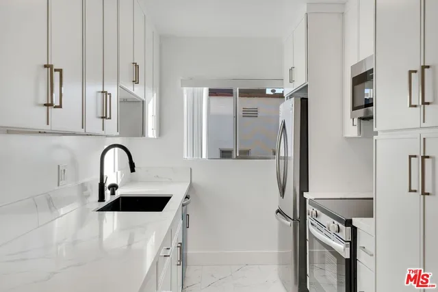 $2,695 | 220 South Gale Drive, Unit 8, Beverly Hills, CA 90211