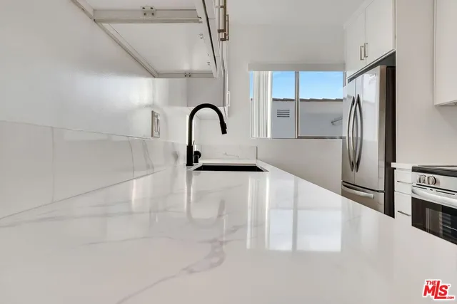 $2,695 | 220 South Gale Drive, Unit 8, Beverly Hills, CA 90211