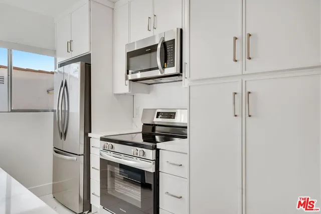 $2,695 | 220 South Gale Drive, Unit 8, Beverly Hills, CA 90211