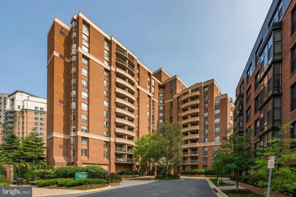 $2,200 | 4808 Moorland Lane, Unit 501, Bethesda, MD 20814