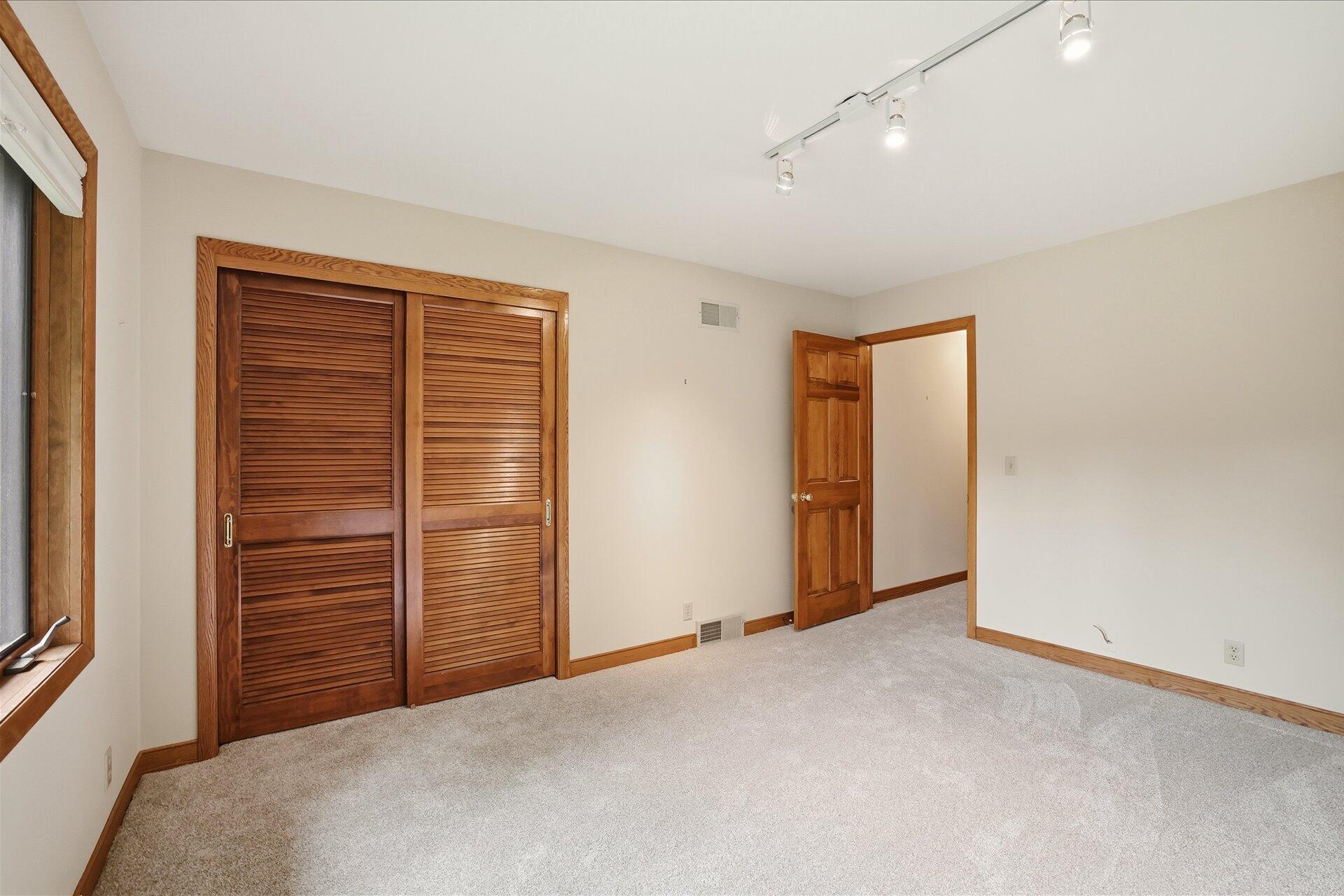 790 Garrison Court Delafield, WI 53018 - Photo 22 of 37 31-020_BCAM1323