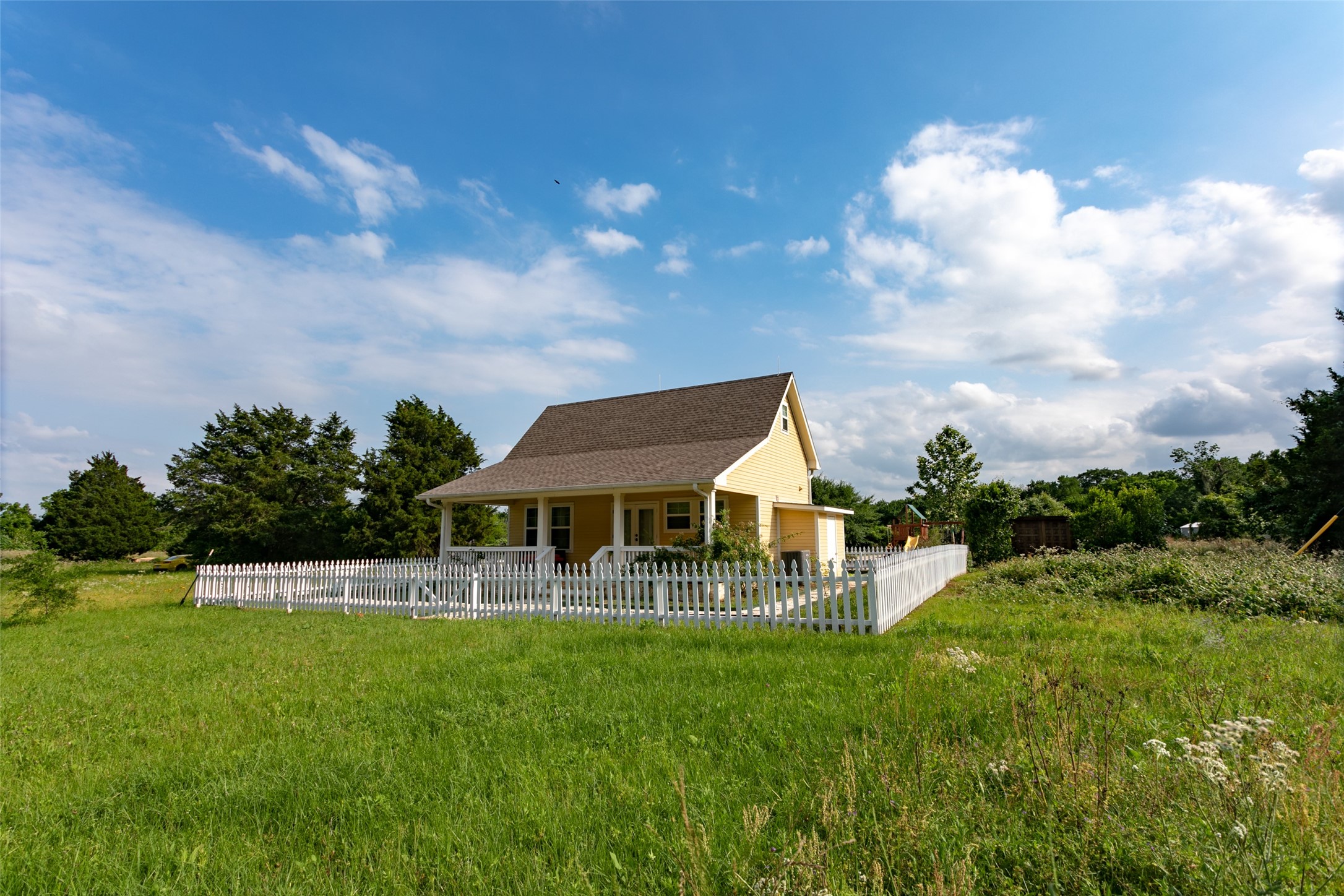 a view of house with a big yard