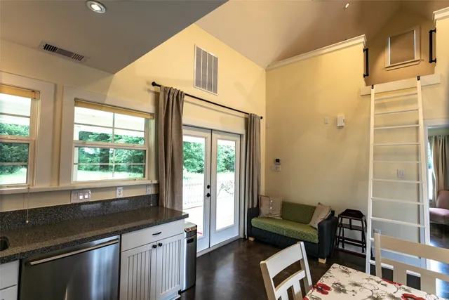 $1,650 | 404 North Meyersville Road, Brenham, TX 77833