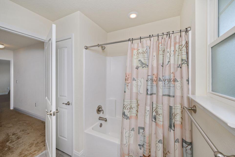43 Brandywine Road Freeport, FL 32439 - Photo 12 of 23 a bathroom with a shower and a tub