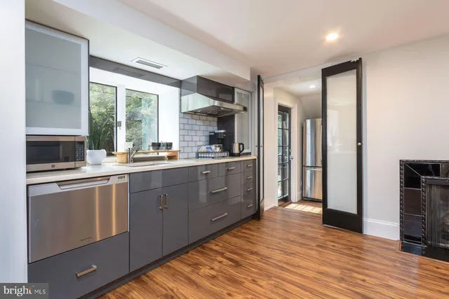 a view of a yard with a tree