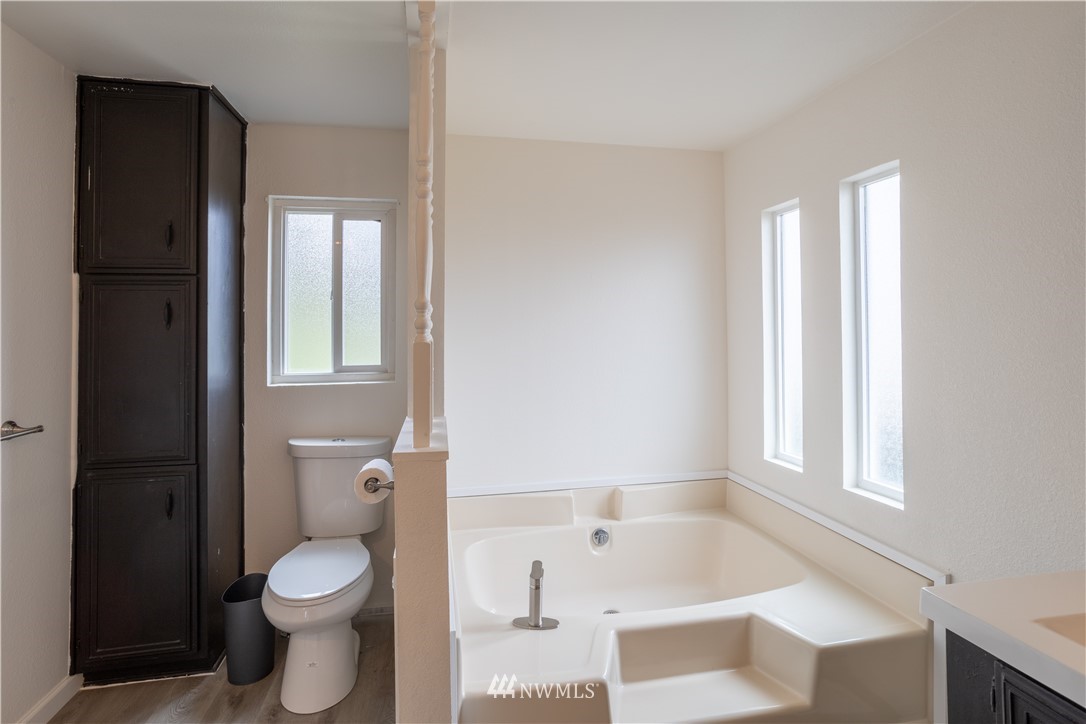 187 Senn Road Chehalis, WA 98532 - Photo 15 of 25 a bathroom with a bathtub and a toilet
