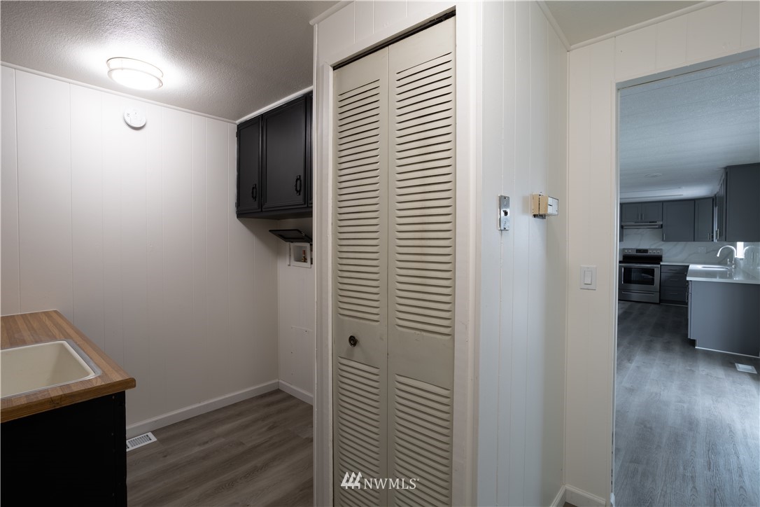 187 Senn Road Chehalis, WA 98532 - Photo 21 of 25 a view of a hallway with wooden floor and a bathroom