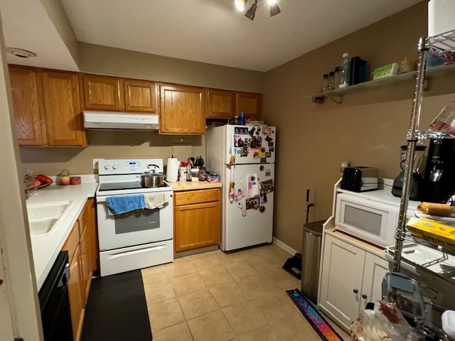 1802 Plum Grove Road, Unit 1D Rolling Meadows, IL 60008 - Photo 7 of 14 a kitchen with refrigerator and stove