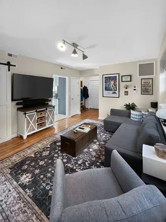 $1,900 | 7316 North Honore Street, Unit 206, Chicago, IL 60626