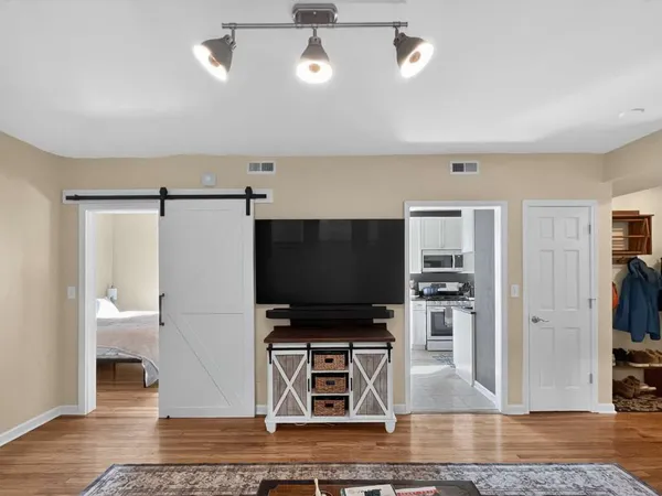 $1,900 | 7316 North Honore Street, Unit 206, Chicago, IL 60626