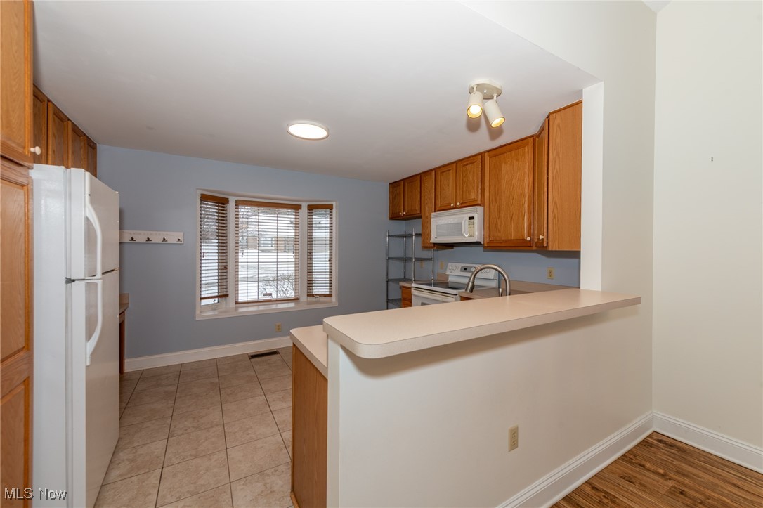 89 Furnace Run Road Akron, OH 44307 - Photo 8 of 29 Bay window in kitchen