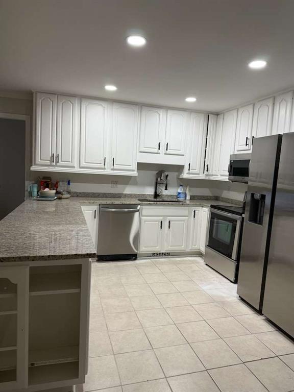 110 Foxfire Drive Warner Robins, GA 31093 - Photo 8 of 27 a kitchen with a sink a microwave and cabinets