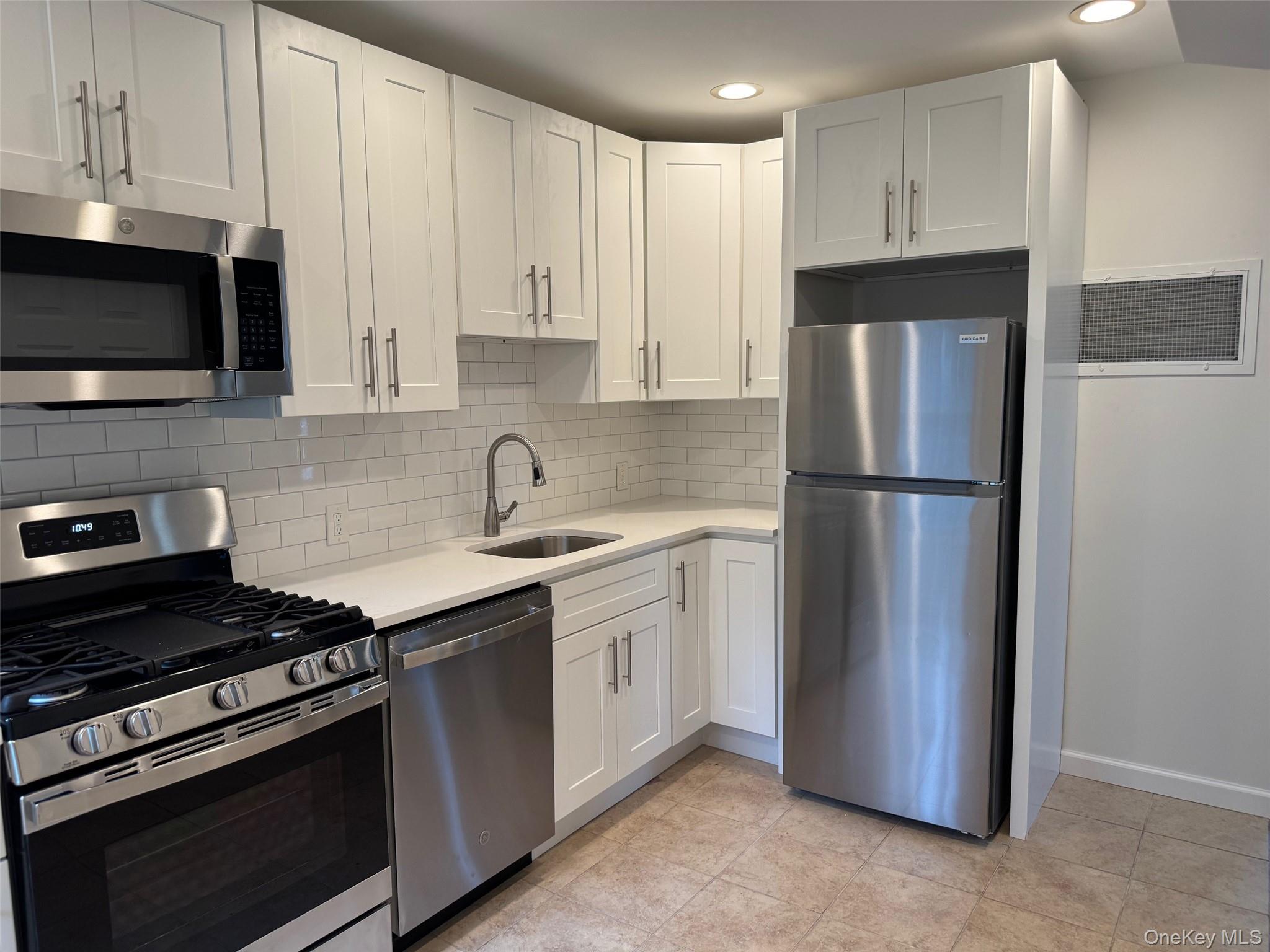 11 Shore Road, Unit 3 Port Washington, NY 11050 - Photo 4 of 11