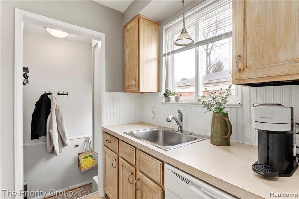 1920 Columbia Road Berkley, MI 48072 - Photo 12 of 37