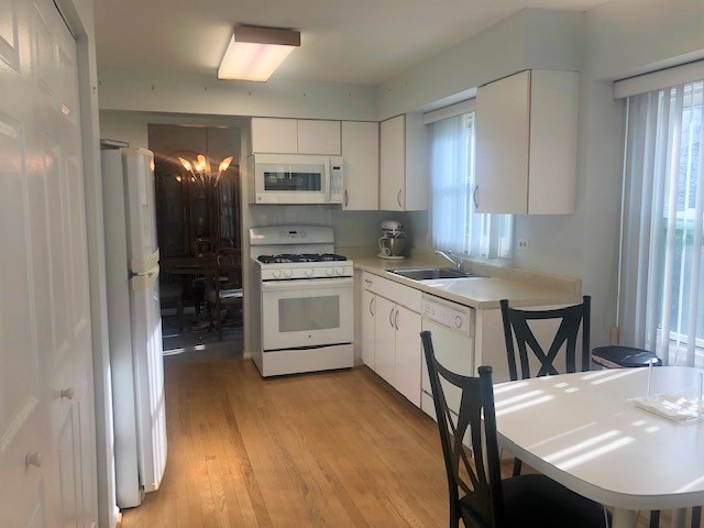1194 Devonshire Road Buffalo Grove, IL 60089 - Photo 3 of 8