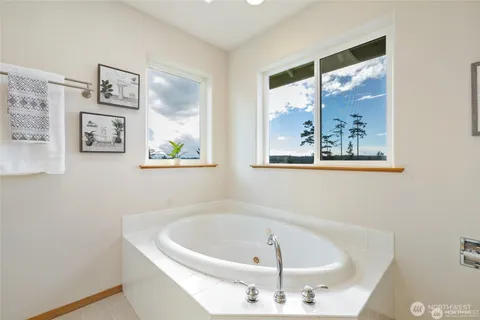 $899,950 | 2255 North Aviator Lane, Oak Harbor, WA 98277