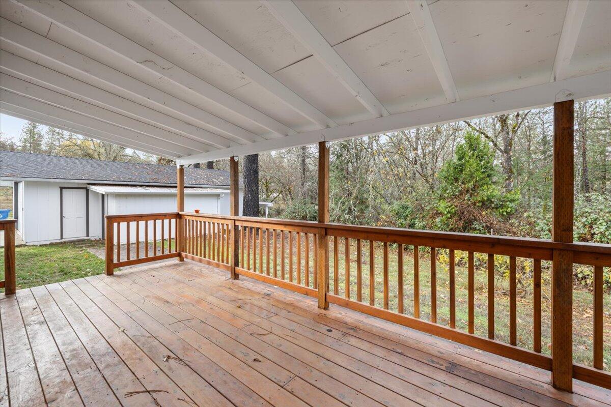 1800 Robinson Road Grants Pass, OR 97527 - Photo 19 of 34 Covered deck with walkway to detached garage