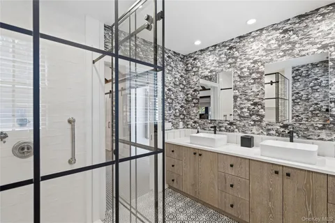 $1,899,000 | 42 Hillcrest Avenue, Roslyn, NY 11576