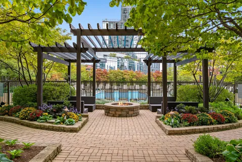$565,000 | 400 North LaSalle Drive, Unit 4302, Chicago, IL 60654