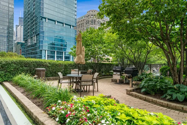$565,000 | 400 North LaSalle Drive, Unit 4302, Chicago, IL 60654
