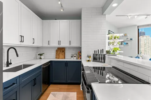 $565,000 | 400 North LaSalle Drive, Unit 4302, Chicago, IL 60654