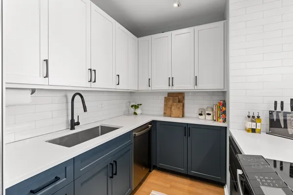 $565,000 | 400 North LaSalle Drive, Unit 4302, Chicago, IL 60654