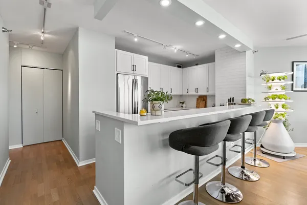 $565,000 | 400 North LaSalle Drive, Unit 4302, Chicago, IL 60654
