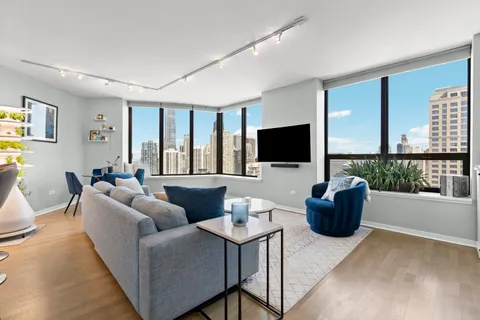 $565,000 | 400 North LaSalle Drive, Unit 4302, Chicago, IL 60654