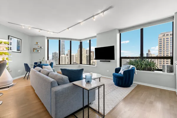 $565,000 | 400 North LaSalle Drive, Unit 4302, Chicago, IL 60654