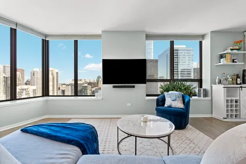 $565,000 | 400 North LaSalle Drive, Unit 4302, Chicago, IL 60654