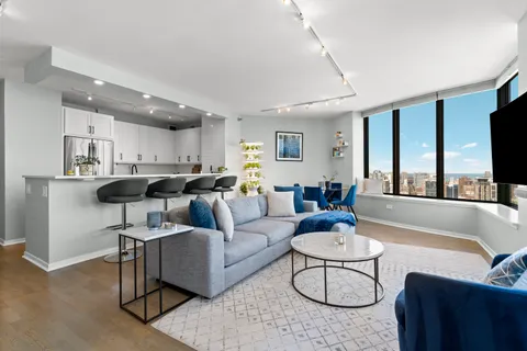 $565,000 | 400 North LaSalle Drive, Unit 4302, Chicago, IL 60654