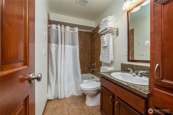 $359,000 | 322 West Woodin Avenue, Unit 512, Chelan, WA 98816