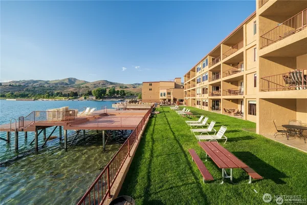 $359,000 | 322 West Woodin Avenue, Unit 512, Chelan, WA 98816