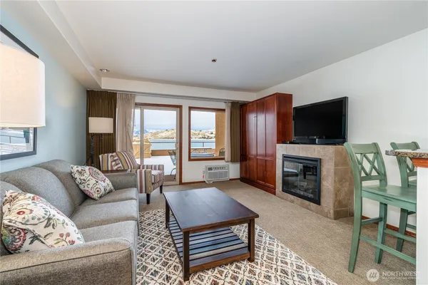 $359,000 | 322 West Woodin Avenue, Unit 512, Chelan, WA 98816