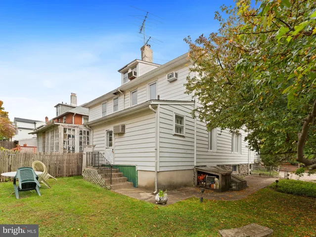 a view of a house with backyard