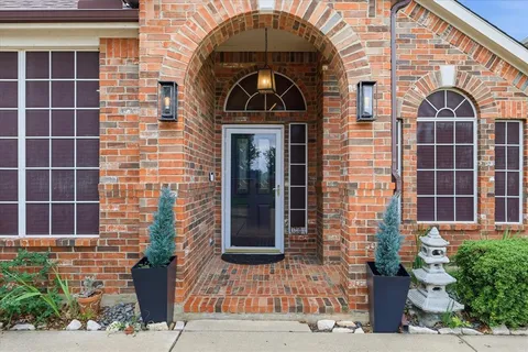 $380,000 | 520 Sandra Lane, Grand Prairie, TX 75052