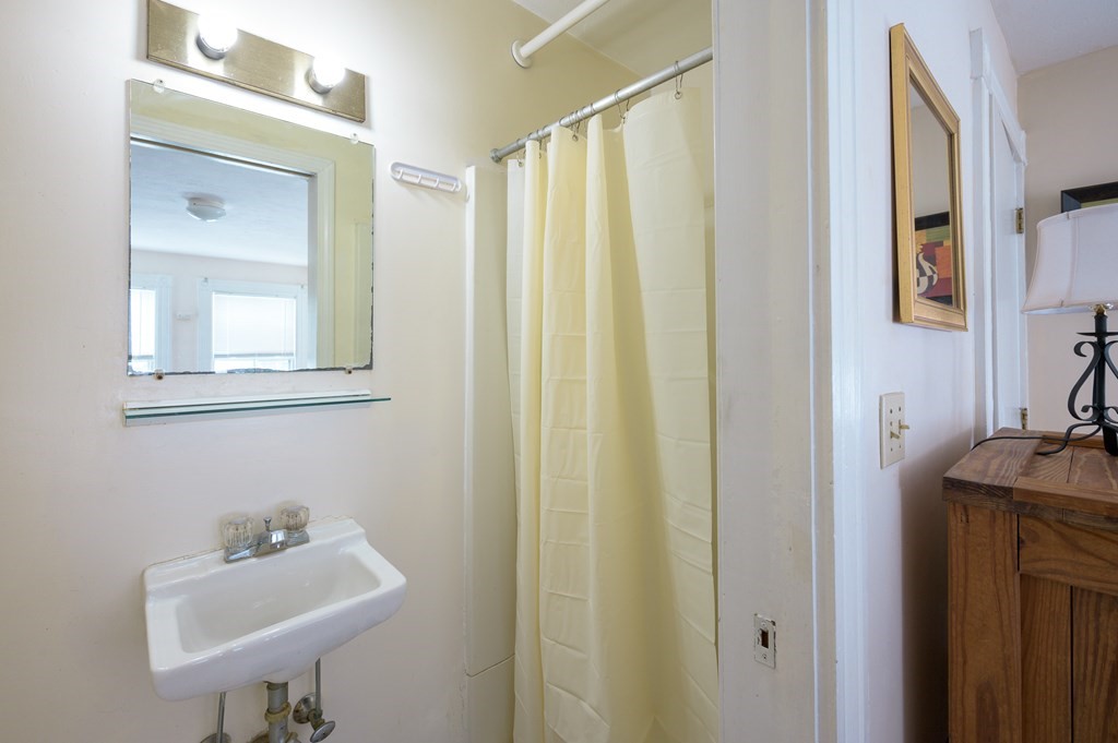194 School Street Quincy, MA 02169 - Photo 10 of 36