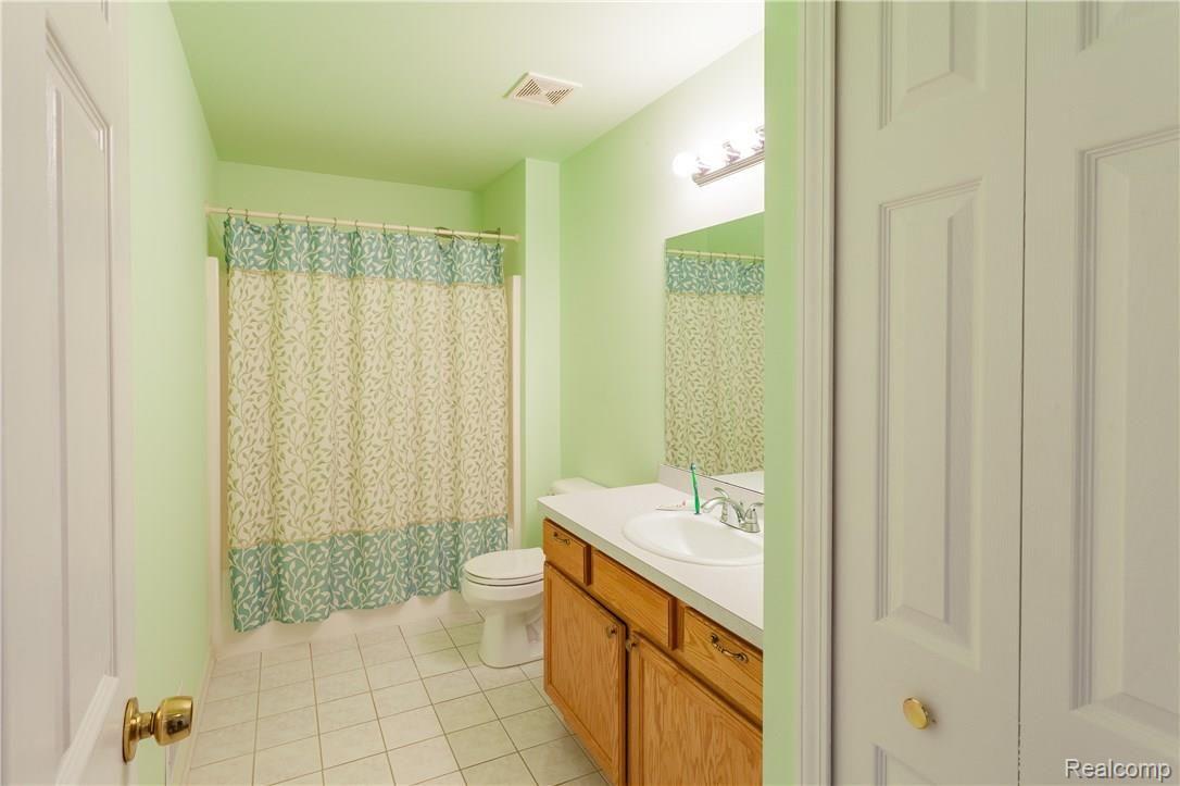 22400 Springbrook Avenue Farmington, MI 48336 - Photo 20 of 27 springbrook bathroom Michael D Brown Keller Williams Plymouth.jpg