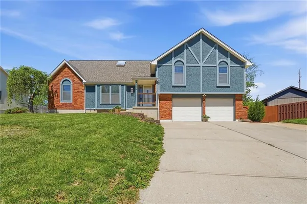 $485,000 | 211 Northeast Hearnes Avenue, Blue Springs, MO 64014